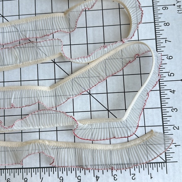 Vintage 1940s Off-White Sheer Pleated Trim with Red Overlock Edge – 11 Yards - Picture 4 of 13